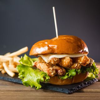 Мини Хрупкаво пиле бургер  (250 гр) 