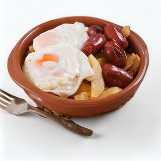 N°6 Huevos Con Chorizo, Patatas Fritas, Lechuga, Tomate Y Pan