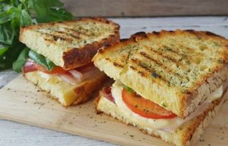 Crost con crudo,insalata,pomodoro