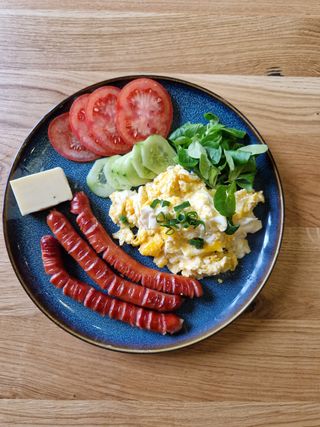 Zestaw śniadaniowy z kiełbaskami