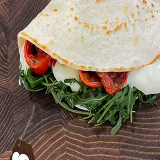 L2 - Bufala, pomodoro, rucola e salsa rucola e grana