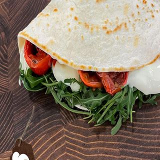 L2 - Bufala, pomodoro, rucola e salsa rucola e grana