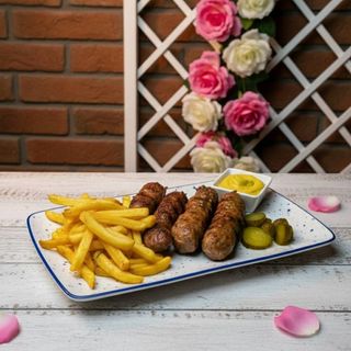 PLATOU 4 MICI CU CARTOFI PRĂJIȚI ȘI MURĂTURI