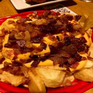 patatas con queso cheddar y bacón (ración entera)