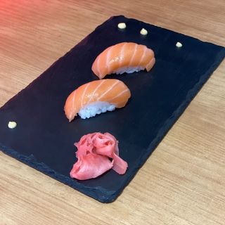 NIGIRI SALMON  2 PCS