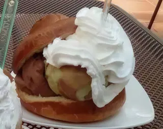 BRIOCHES CON GELATO CON PANNA