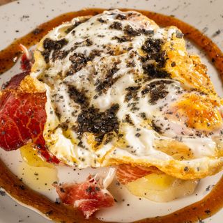 Ous ferrats amb pernil ibèric, patata i tòfona