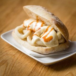 Bocadillo de calamares con picante y mahonesa