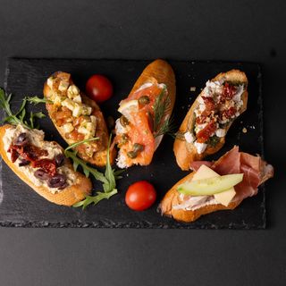 Брускети с козе сирене, сушени домати, орехи и песто сос (6бр)