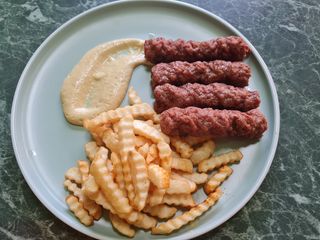 Meniu 4 mititei cu cartofi prajiti