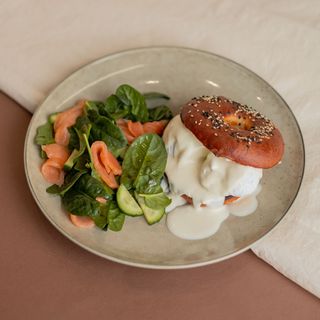 Пашот на бейглі з лососем