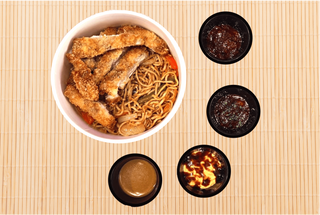 Katsu de pollo con yakisoba + salsa a elegir