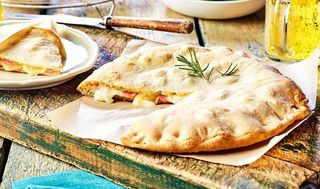 PIZZA FOCACCIA PROSCIUTTO E FORMAGGIO (8299)