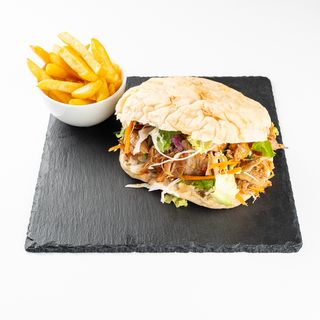 Pulled pork lepinja sa joulien salatom i pomfritom