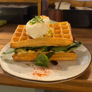Waffles Con Hummus De Aguacate