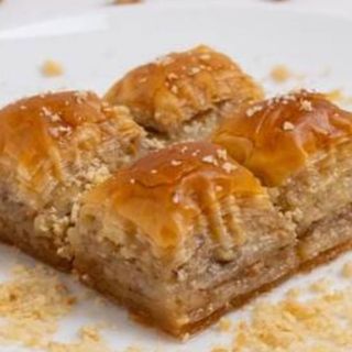Baklava with walnuts (4 slices)