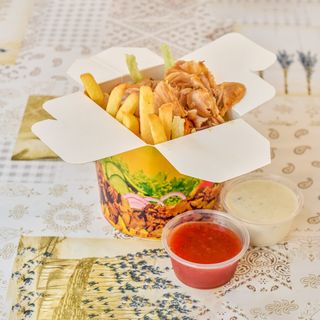 Box Kebab (Mediano) + Patatas + Salsas
