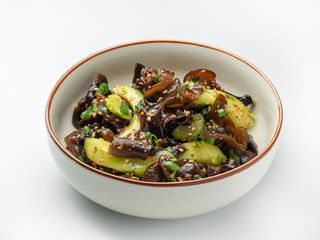 Салат з деревними грибами та овочами