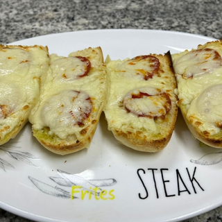 Pão de alho salami em pizza