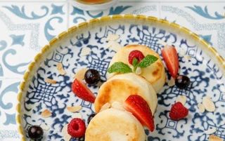 Сырники без глютена с кленовым сиропом и ягодой