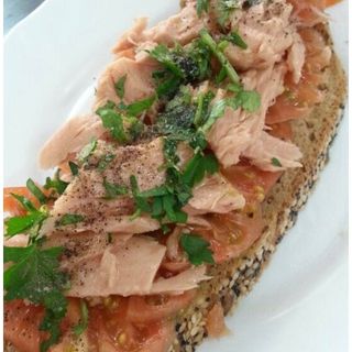 Tostada de atún y aceite de oliva