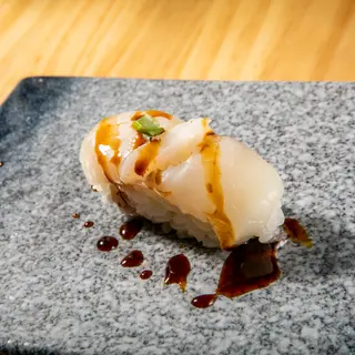 Nigiri Vieira Fumé Con Salsa De Anguila Y Cebollino (1 Ud.)