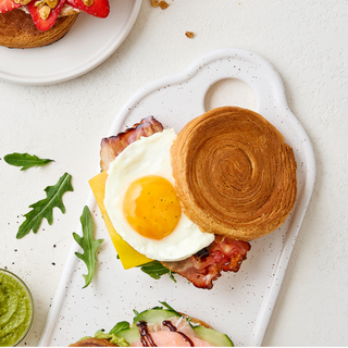 Roll de Bacon, Cheddar e Ovo estrelado 