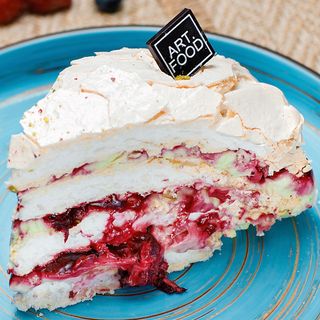 Меренговий торт з фісташковим кремом та вишнею