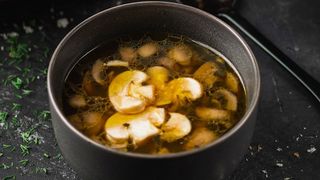 სოკოს წვნიანი ორცხობილით