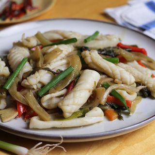 238. Calamari saltati con verdure miste