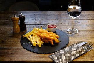 Strips-uri din piept de pui în crustă de panko, cartofi prăjiți