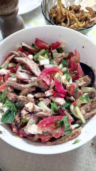 Летний салат с овощами и мясом