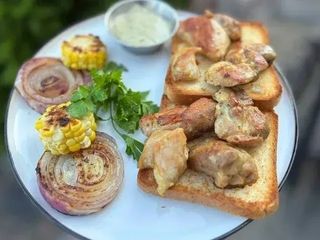 КУРЯЧІ ШАШЛИЧКИ З МʼЯТНИМ СОУСОМ ТА ОВОЧАМИ ГРИЛЬ (350/30g)