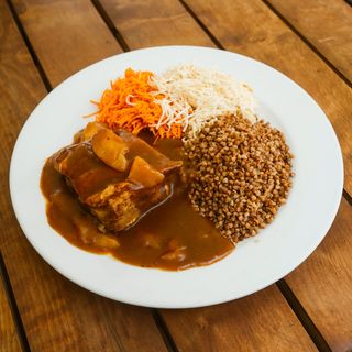 Żeberka zapiekane z gruszkami