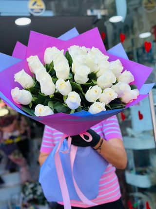 თეთრი ვარდების თაიგული