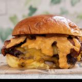 Oklahoma onion smash burger con patatas dippers (salsa spicy chilly )