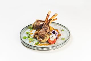 Баранья корейка в фисташковой короче с картофелем и грибами