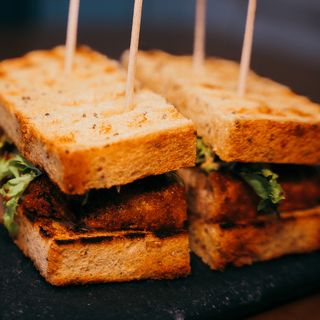 Bikini de torrezno con kimchi de escarola casero