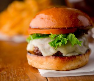 Hamburguesa De Retinto Y Salsa De Queso Payoyo