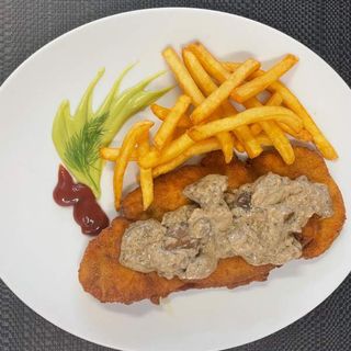 Kurczak panierowany z pieczarkami w sosie śmietankowo-truflowym z przystawka do wyboru