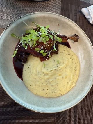 Качина ніжка з трюфельним пюре