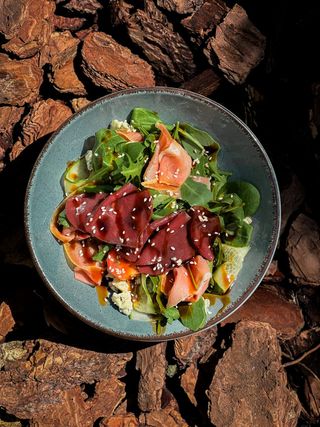 Салат з хамоном, сиром Дор Блю та грушей