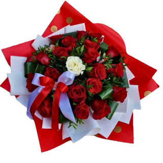 Buchete elegant rotund cu 18  trandafiri 