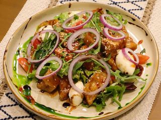 Салат с хрустящими баклажанами и моцареллой