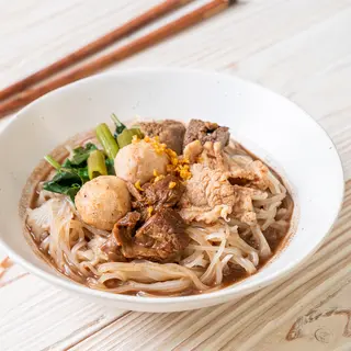 Sopa de fideos de arroz con cerdo