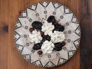 Чорнослив у вині та спеціях з мусом із шоколаду та сметанковим кремом (150г)