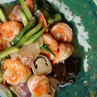 Langostinos salteados con jengibre en salsa de té