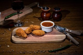  Aripioare picante cu sos chilli și cartofi prăjiți