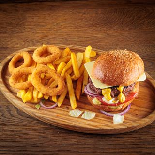 Beyond vege cheeseburger sa pomfritom, pohovanim lukom i paprikom