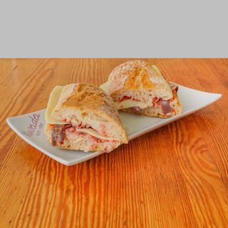 Anchoas del Cantábrico, Pan Untado con Tomate y Queso Edam